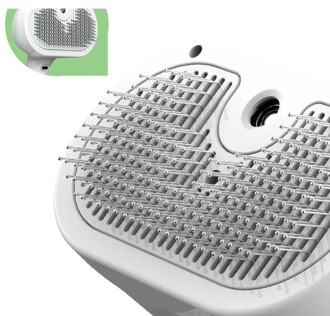Pawdle ClickClean — Self-Cleaning Pet Grooming Comb with Mist